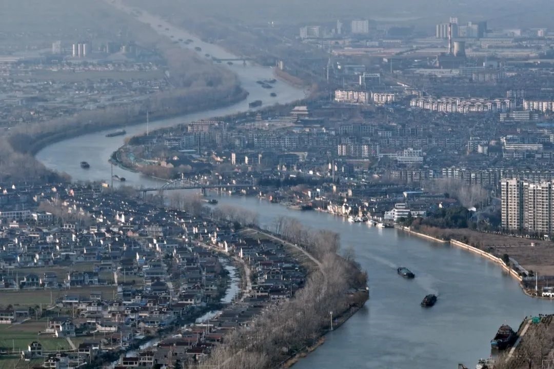 2月16日，貨船行駛在京杭大運(yùn)河江蘇寶應(yīng)段。新華社發(fā)（沈冬兵攝）