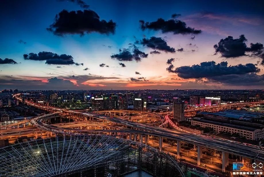 傍晚時(shí)刻的上海立交橋。新華網(wǎng)發(fā) 田橫 攝