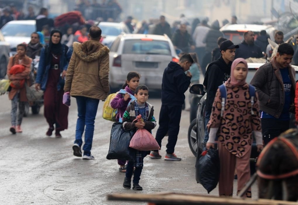 12月1日，在加沙地帶南部城市汗尤尼斯，人們?cè)谝攒娀謴?fù)軍事行動(dòng)后逃離家園。新華社發(fā)（亞西爾·庫(kù)迪攝）