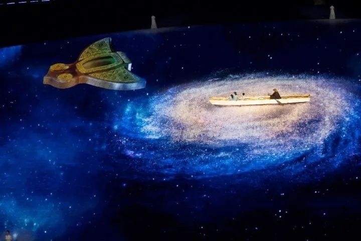 杭州第4屆亞殘運會閉幕式上，吉祥物飛飛幻化回良渚玉鳥的模樣，盤旋于夜色之中。記者 倪雁強 董旭明 攝