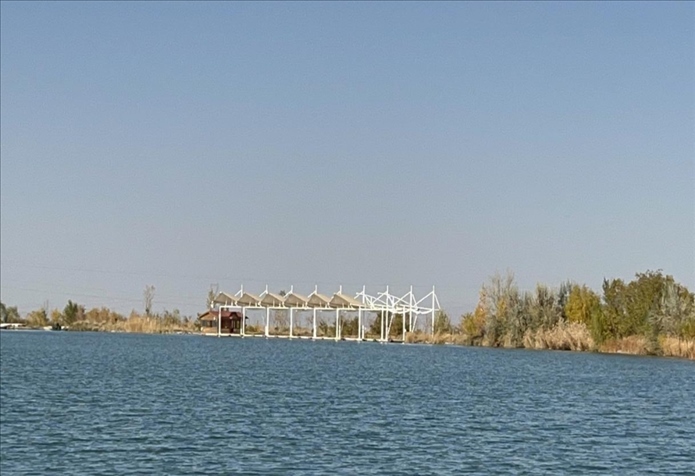 2023年11月1日，督察組拍攝到弱水花海景區(qū)建有人工湖及水上游樂設(shè)施。（中央第四生態(tài)環(huán)境保護(hù)督察組供圖）