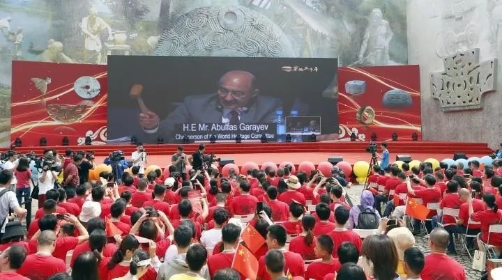 2019年7月6日，杭州市民揮舞國旗慶祝良渚古城遺址獲準列入世界遺產名錄。記者 吳煌 倪雁強 攝