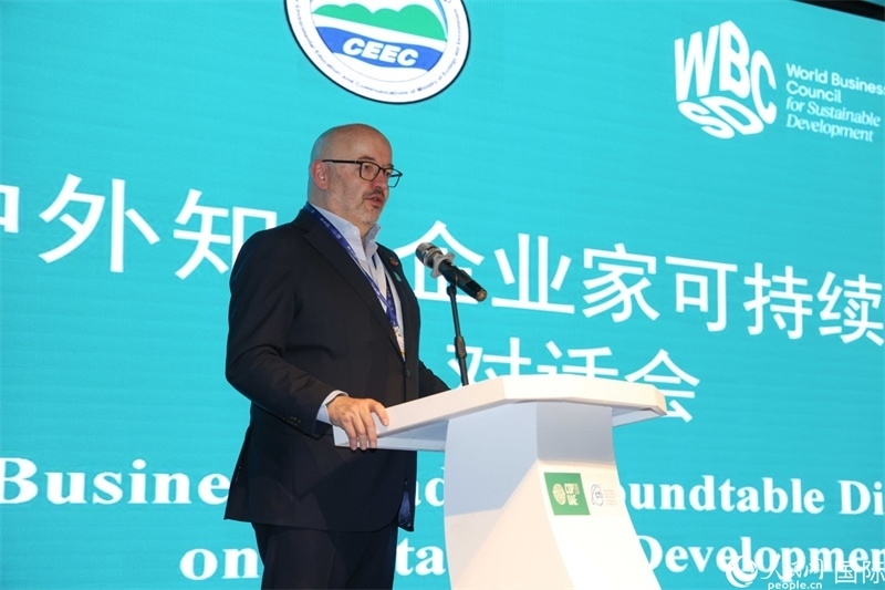 世界可持續(xù)發(fā)展工商理事會會長兼主席貝德凱致辭。人民網(wǎng)記者任皓宇攝