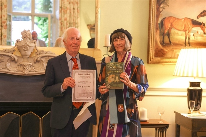 艾倫·麥克法蘭教授為漢密爾頓頒發(fā)文學(xué)類終身成就獎。雨珊攝