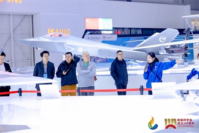 參會(huì)嘉賓和留學(xué)歸國(guó)人員參觀珠海太空中心。主辦方供圖