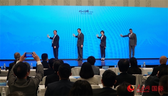 嘉賓共同啟動“何以文明”日本特展體驗暨2024年總臺春晚宣介區(qū)。人民網(wǎng) 蔣曉辰攝