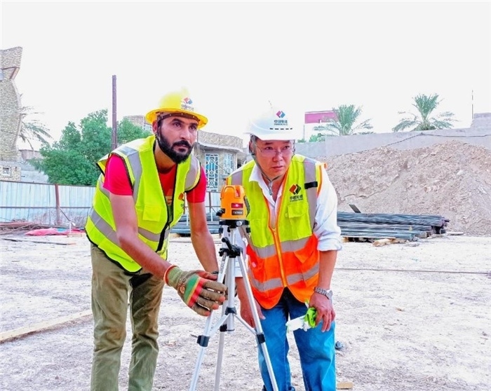 中伊工人在施工中。中國(guó)電建供圖