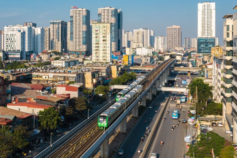 2021年12月1日，在越南首都河內(nèi)，列車在吉靈-河?xùn)|輕軌線上行駛。新華社發(fā)（中鐵六局河內(nèi)輕軌項目部供圖）