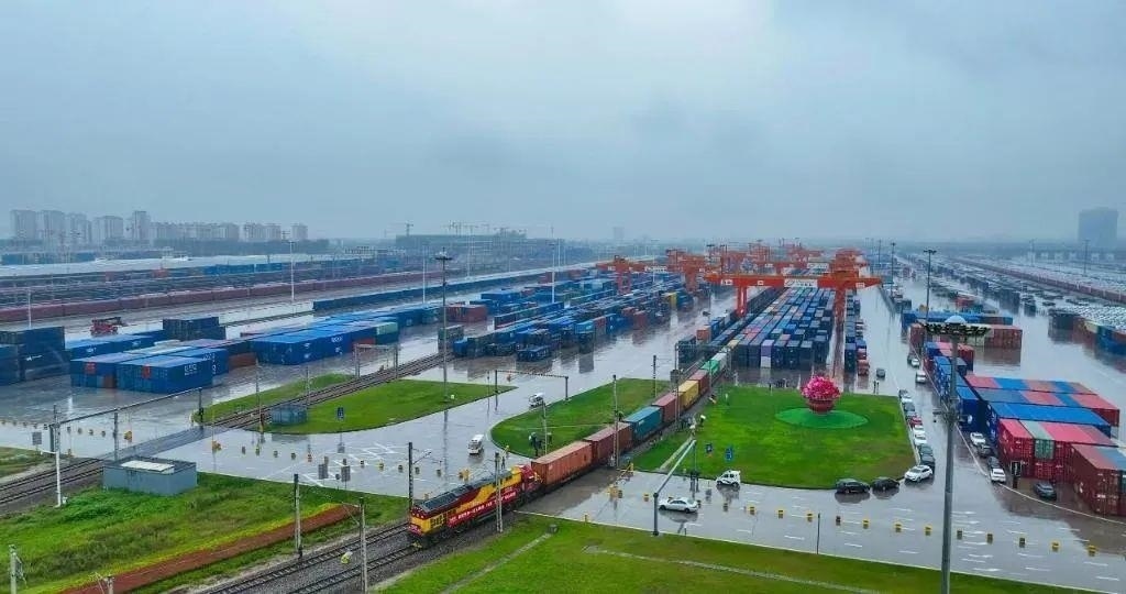 △2023年9月28日，中歐班列長(zhǎng)安號(hào)第20000列從陜西西安國(guó)際港站開出。