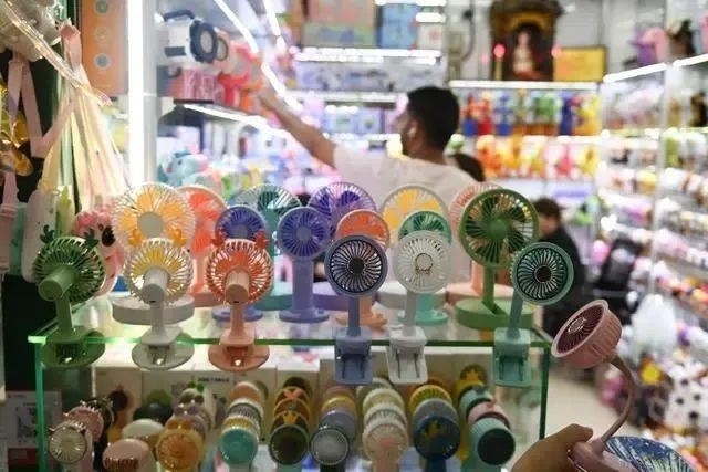 △近期，客商在浙江義烏國(guó)際商貿(mào)城采購(gòu)商品。