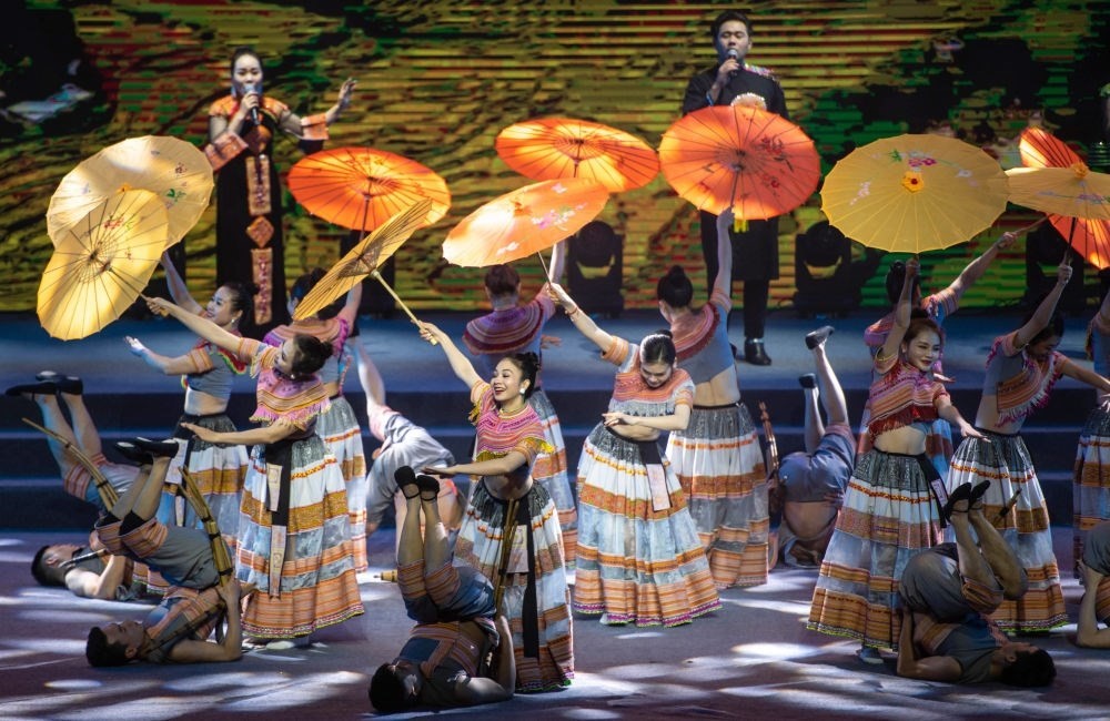 2023年1月18日，以“同心筑厚誼 攜手共發(fā)展”為主題的2023年中越跨國春節(jié)聯(lián)歡晚會在云南省紅河哈尼族彝族自治州河口瑤族自治縣舉行，越南老街省民族藝術(shù)歌舞團的演員在晚會上表演歌舞《漂浮在云端的節(jié)日》。新華社記者 胡超 攝