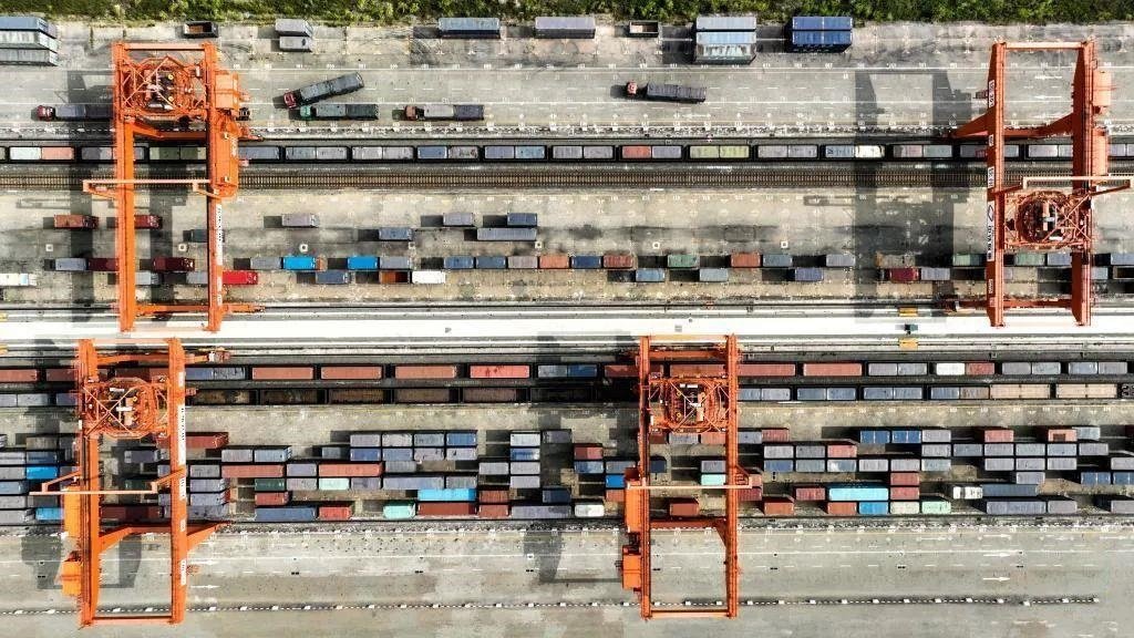 △2023年11月12日，火車在廣西欽州港碼頭裝運(yùn)集裝箱。