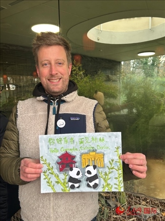 特別從法國趕來送別“夢想”“夢圓”的專業(yè)級熊貓粉絲 Pouille先生和此次征集的兒童作品。人民網(wǎng)記者 徐馨攝