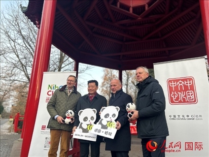 中國文化中心組織的主題活動現(xiàn)場。從左至右依次為柏林動物園園長克尼里姆、中國駐德國大使吳懇、柏林市長韋格納、柏林動物園監(jiān)事會主席布魯克曼。人民網(wǎng)記者 徐馨攝