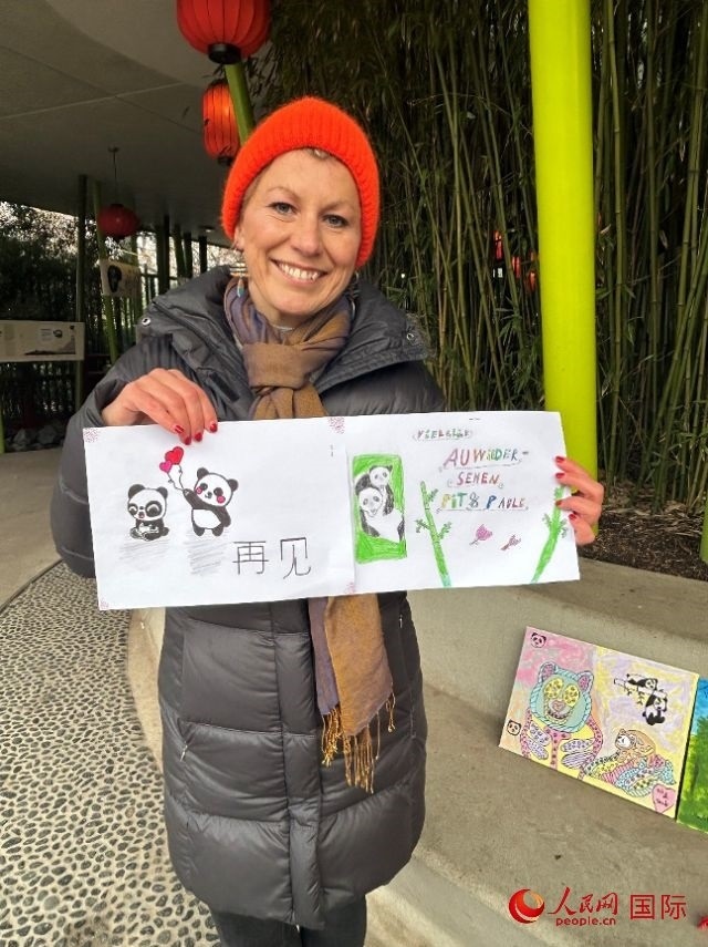 桑德拉和德國小朋友們的作品。右圖寫著“祝福好運，再見 Pit和Paule（“夢想”“夢圓”的德語名字）”。人民網(wǎng)記者 徐馨攝