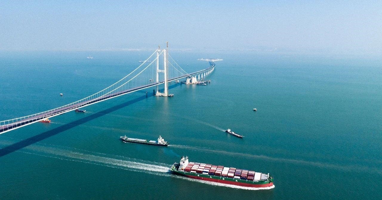 △2023年11月28日，國家重大工程深中通道海底沉管隧道貫通。