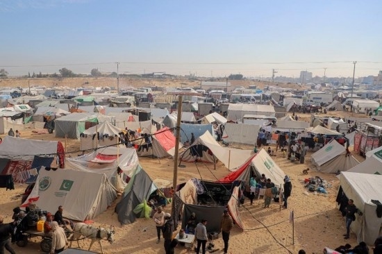  這是12月8日在加沙地帶南部城市拉法拍攝的臨時(shí)營地。新華社發(fā)（里澤克·阿卜杜勒賈瓦德攝）