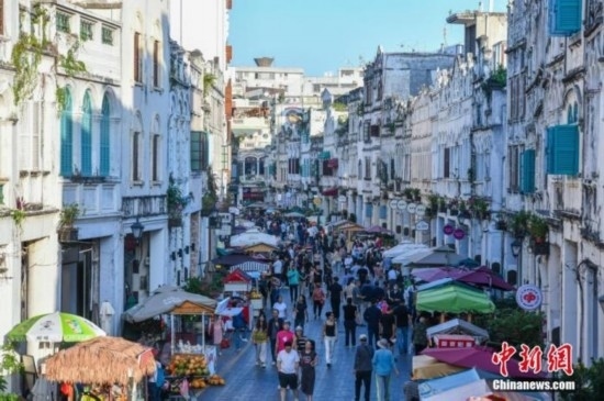 圖為?？隍T樓老街游客如織。 <a target='_blank' href='/' ><p align=