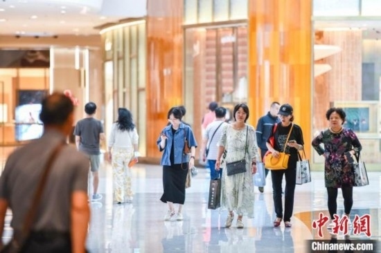 圖為顧客在cdf海口國際免稅城內選購商品。<a target='_blank' href='/' ><p align=