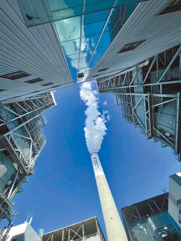  綠色低碳 近日，來自10余個國家的國際青年跟隨“世界青年能源行”活動走進國家能源集團江蘇泰州電廠。作為亞洲最大火電二氧化碳捕集、利用與封存項目，該項目每年可捕集消納二氧化碳50萬噸。 美國籍演員、主持人 史蒂文·韋德斯攝 “走在電廠里，體驗各種高科技，真切感受到中國在清潔能源方面發(fā)展迅速，許多技術走在了世界前列。”