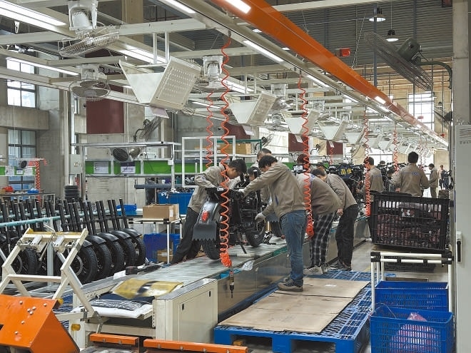  產業(yè)領跑 在長三角一體化發(fā)展格局下，新能源制造業(yè)通過產業(yè)集群協(xié)同發(fā)展，形成現代化產業(yè)體系。圖為位于江蘇常州市的比亞迪工廠內，工作人員正在組裝銷往非洲國家的電動摩托車。 拉丁美洲通訊社古巴籍攝影記者 朗尼·洛佩茲（中文名羅帥）攝