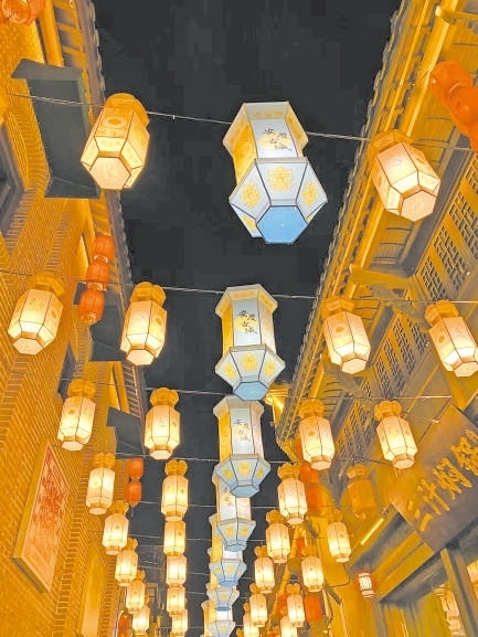  古城新韻 位于安徽安慶市安慶古城的倒扒獅歷史文化街區(qū)依江而建，在保留歷史建筑的同時，引入產業(yè)新業(yè)態(tài)，激發(fā)歷史文化街區(qū)活力，吸引了眾多游客前來游玩。 韓國籍視頻博主 金峻范攝