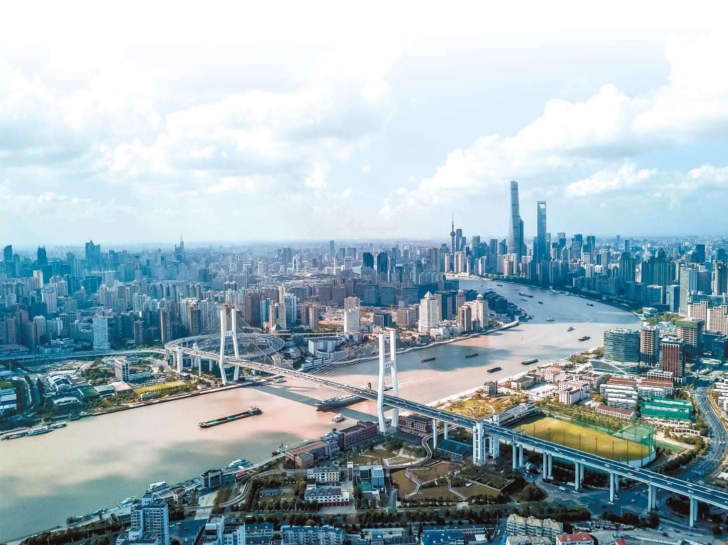  潮起東方 上海黃浦江兩岸高樓林立，風光無限。近年來，上海以開放創(chuàng)新之姿，謀劃推動高質量發(fā)展，奮力開創(chuàng)長三角一體化新局面。 德國籍導演、建筑師、攝影師 馬克·西格蒙德攝 “起初，我被東方古國的悠久歷史文化吸引來到中國。在上海生活的10多年間，我見證了這座城市的發(fā)展歷程，也感受到它兼具傳統(tǒng)與現代的獨特魅力。”