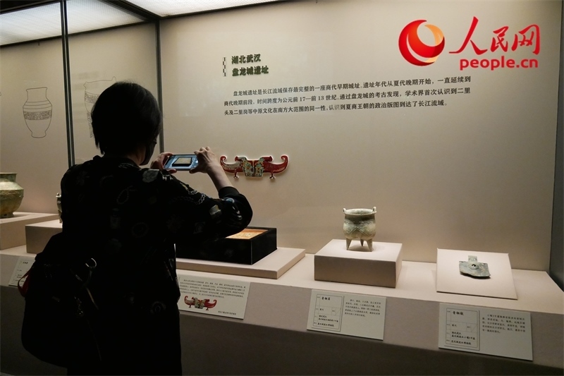 今年9月，觀眾正在參觀“鑒往知遠(yuǎn)——新時(shí)代考古成果展”。人民網(wǎng)記者 韋衍行攝