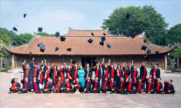 12月9日，越南首都河內(nèi)一所高中的學(xué)生在文廟內(nèi)合影留念。