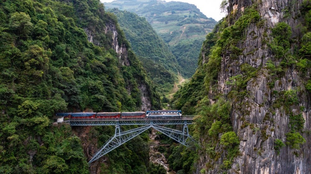 2023年6月20日，一列火車駛過(guò)人字橋。