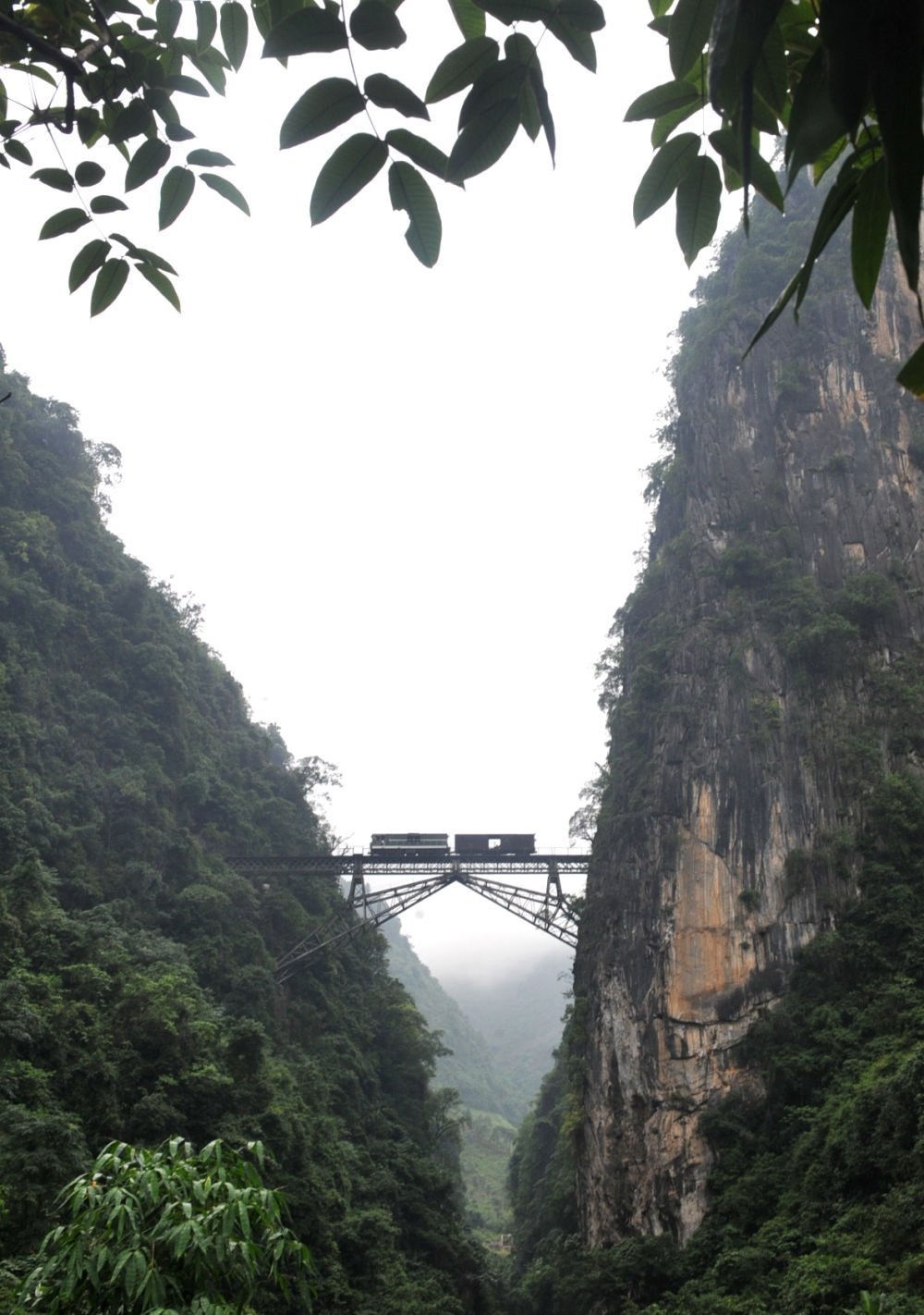 2009年6月1日，一列小火車從人字橋上通過(guò)。