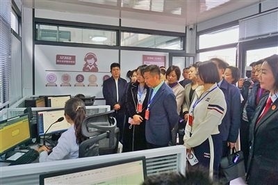  在昆明中院訴前調(diào)解工作室內(nèi)，代表們觀摩法官線上調(diào)解。