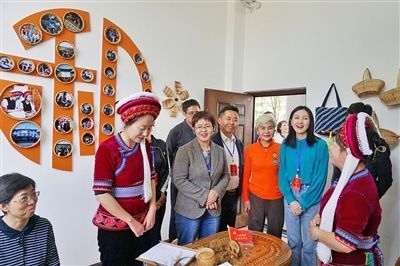  在大理法院喜洲法庭，代表們與“金花調(diào)解員”共同探討民族特色調(diào)解工作方法。