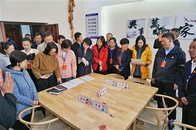  在劍川法院家事調(diào)解室內(nèi)，該院制作的《離婚證明書》引起了代表們的關(guān)注。