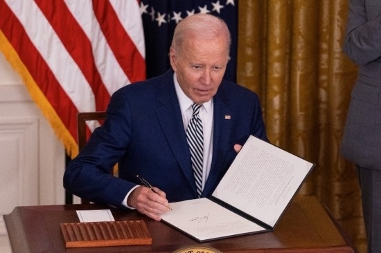 10月30日，美國總統(tǒng)拜登在華盛頓白宮簽署人工智能監(jiān)管行政令。新華社發(fā)（亞倫攝）