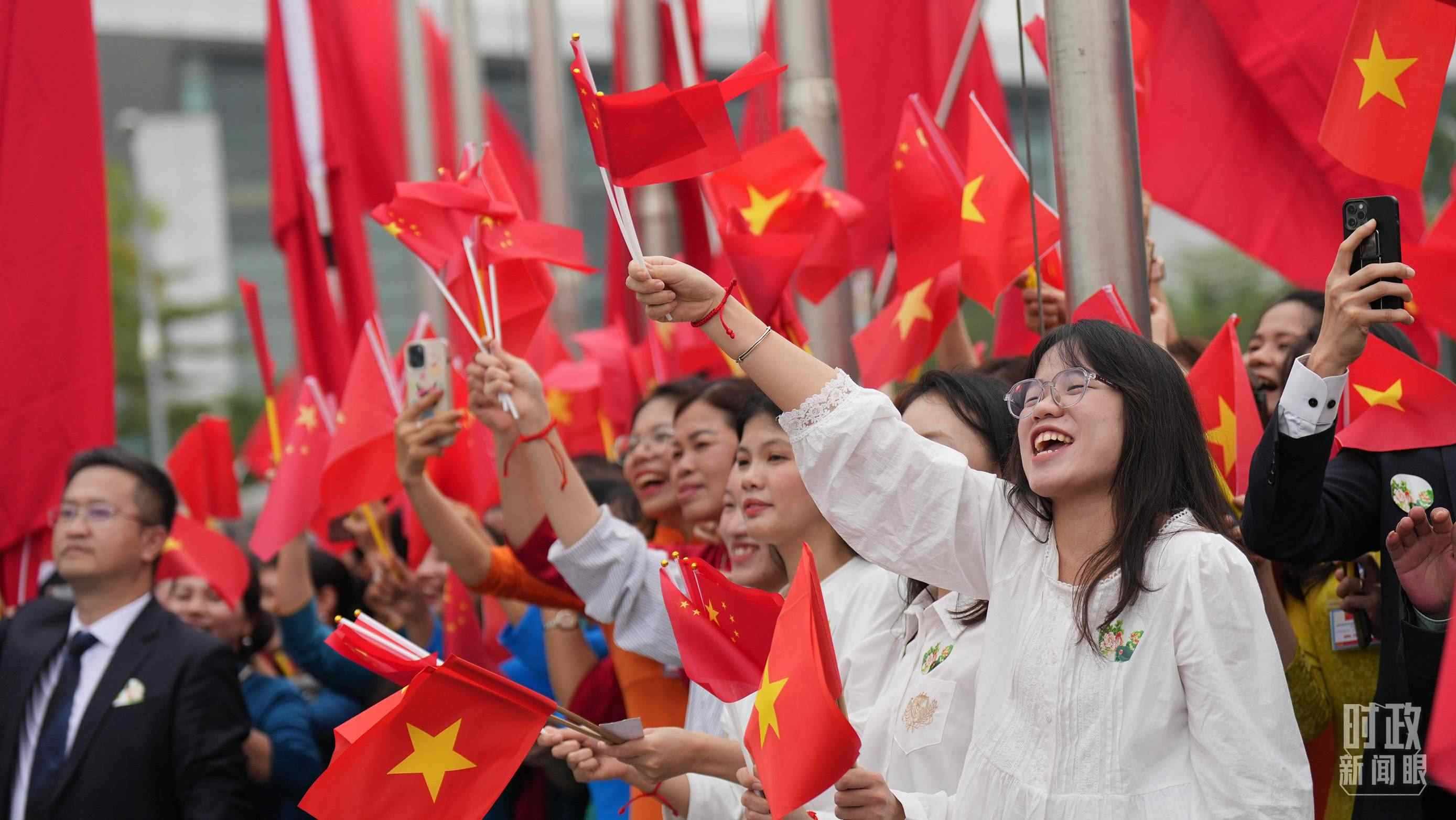 △人們揮舞兩國旗幟歡迎習近平訪越。（總臺國廣記者李晉拍攝）