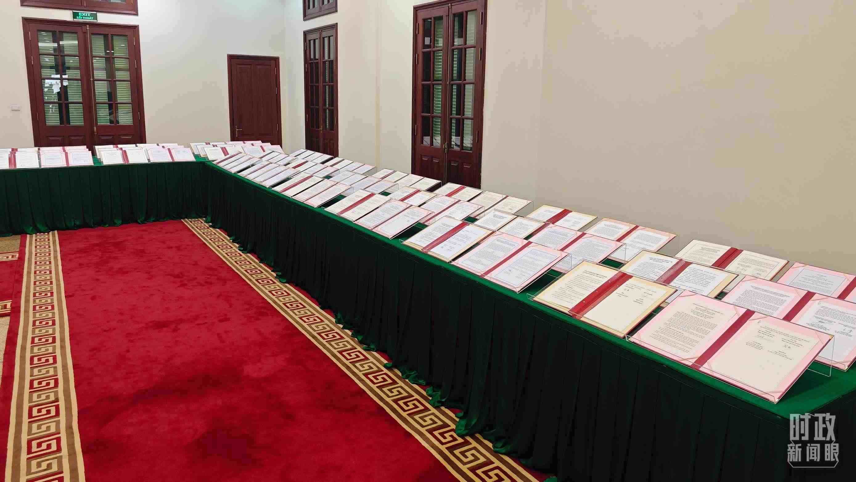 △會談后，兩黨總書記共同見證雙方簽署的雙邊合作文件展示，涵蓋共建“一帶一路”等30多個領域。（總臺央視記者耿小龍拍攝）