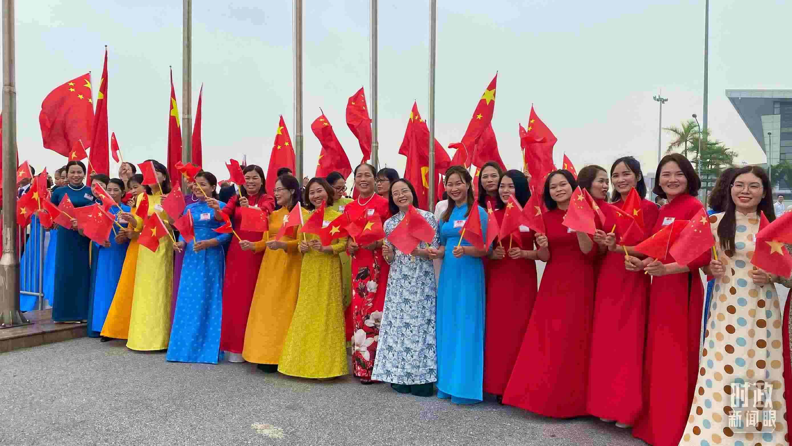 △專機抵達前，400多名中越各界代表手持兩黨兩國旗幟翹首以盼。（總臺央視記者李增仁拍攝）