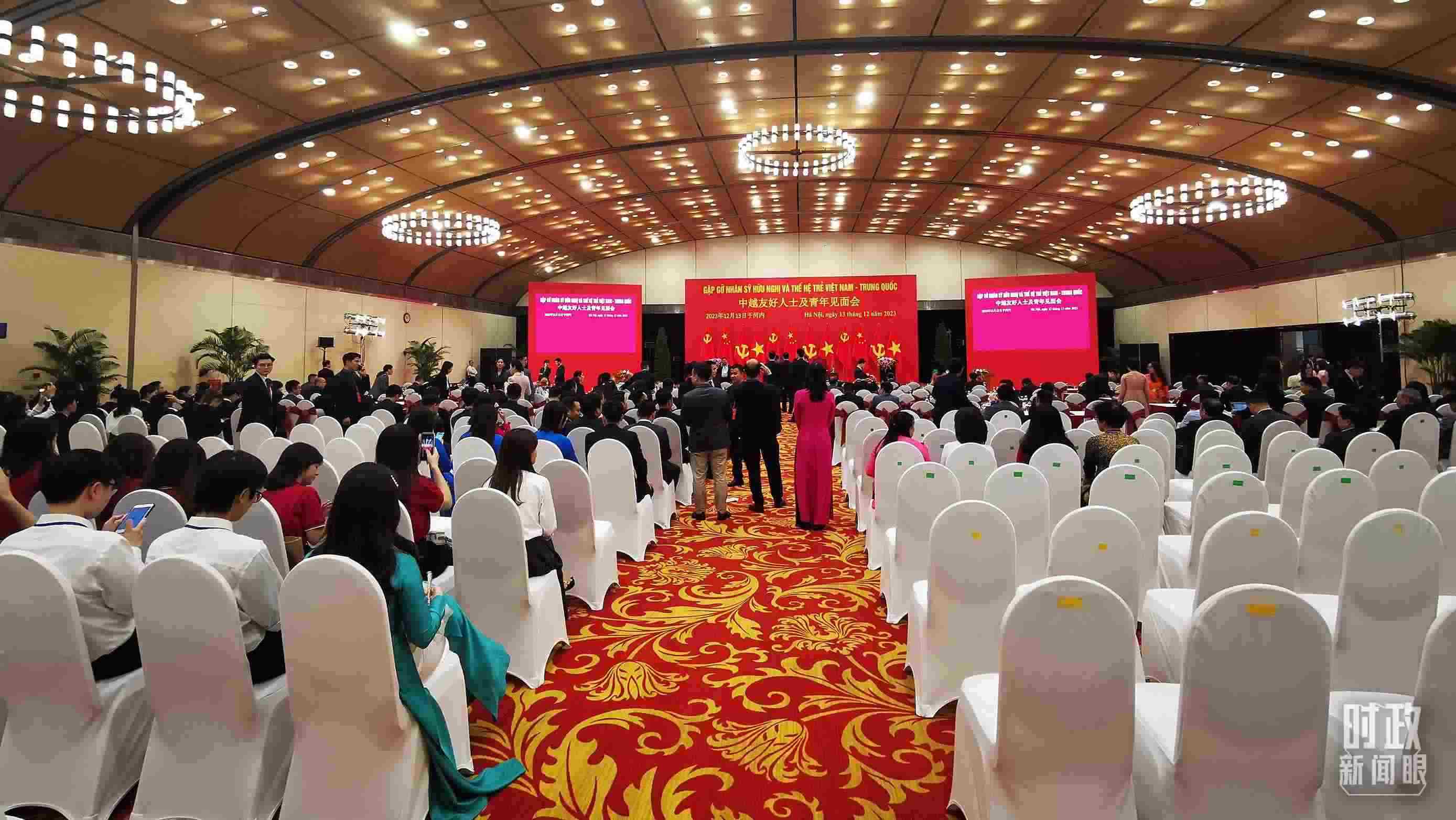 △習近平出席中越友好人士及青年見面會。這是見面會開始前的場景。（總臺央視記者荊偉拍攝）