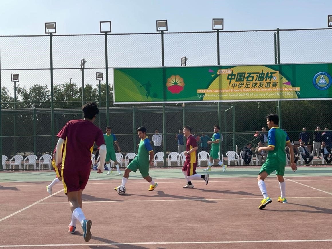12月14日，中國石油（伊拉克）魯邁拉片區(qū)舉辦公共開放日和足球友誼賽。中國石油工程建設(shè)有限公司魯邁拉項目代表隊與巴士拉大學(xué)代表隊進行了比賽，巴士拉大學(xué)代表隊獲勝。文學(xué)軍攝