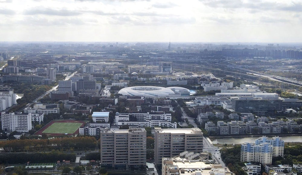 這是2023年11月25日在上海浦東新區(qū)張江科學城拍攝的形如鸚鵡螺的大科學裝置上海光源（中）（無人機照片）。新華社記者 方喆 攝