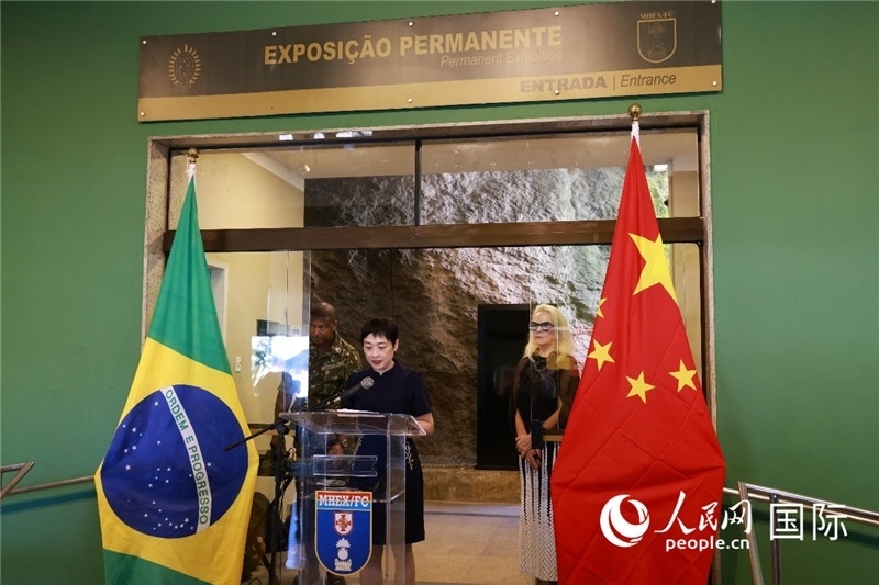 中國(guó)駐里約總領(lǐng)事田敏在攝影展開(kāi)幕式上致辭。 人民網(wǎng)記者 陳海琪攝