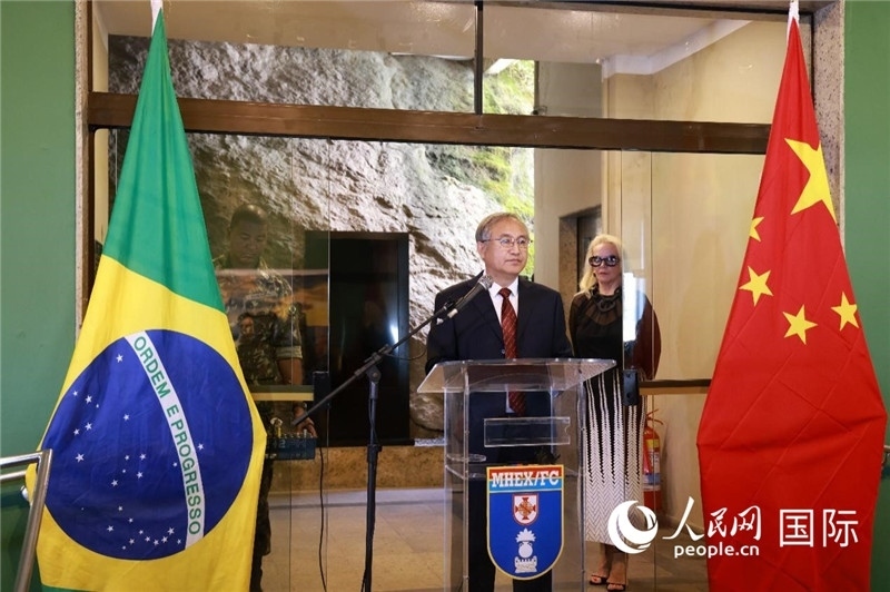 中國(guó)攝影家協(xié)會(huì)駐會(huì)副主席鄭更生在攝影展開(kāi)幕式上致辭。 人民網(wǎng)記者 陳海琪攝