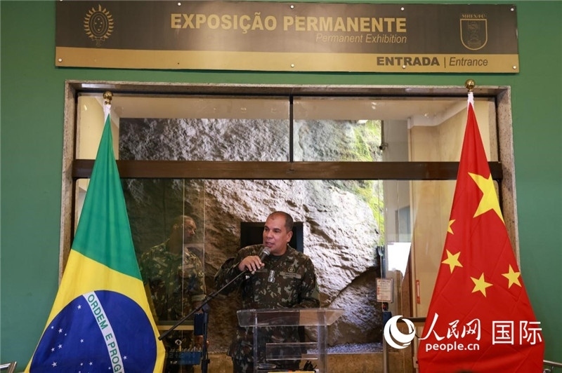科帕卡瓦納要塞司令亞歷山大·羅伯托在攝影展開(kāi)幕式上致辭。 人民網(wǎng)記者 陳海琪攝