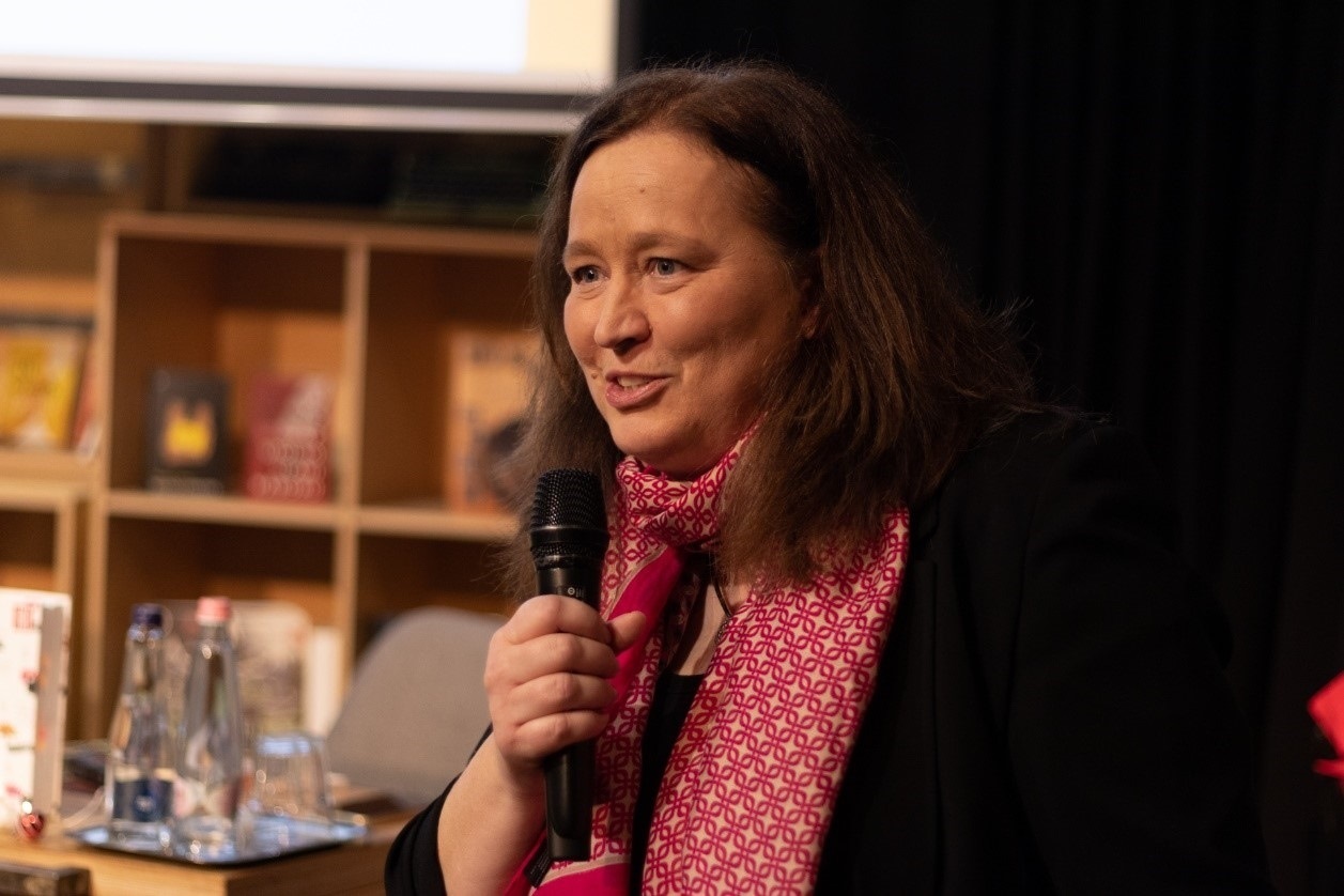 本書譯者宗博莉·克拉拉主持讀書分享會。摩爾多瓦尼·巴爾納巴斯攝