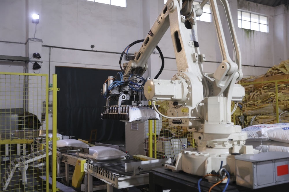 12月14日，在廣西來賓東糖鳳凰有限公司，機(jī)械臂在廠房碼放白砂糖成品。