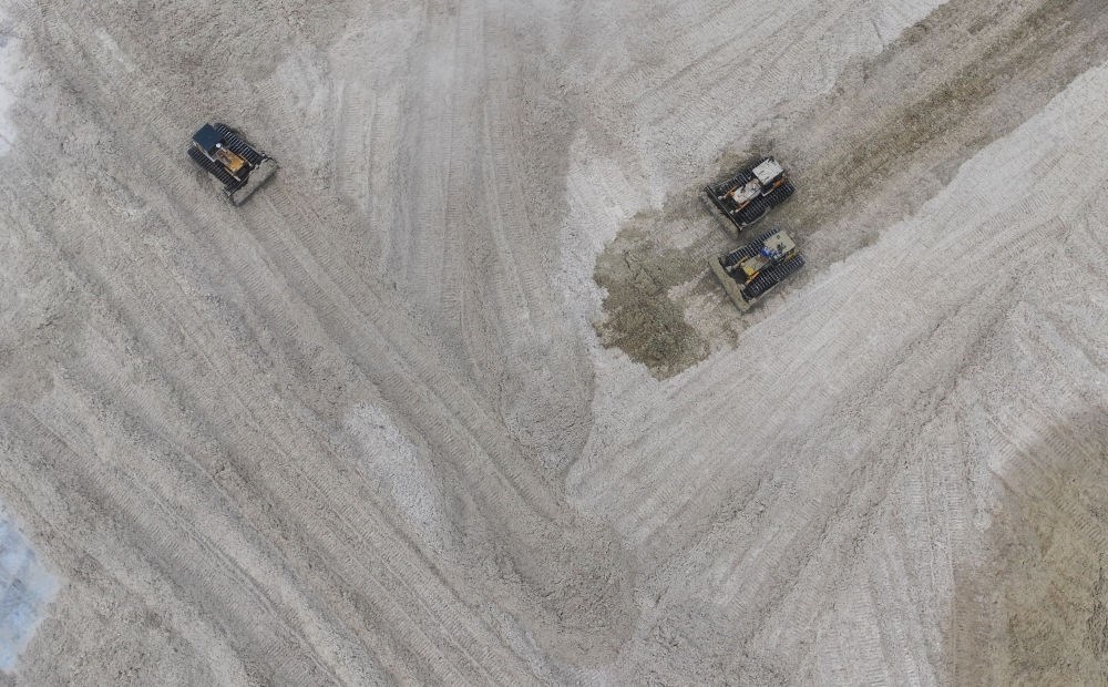 12月12日，在廣西湘桂華糖制糖集團(tuán)來賓紙業(yè)有限責(zé)任公司，工作人員在整理蔗渣（無人機(jī)照片）。