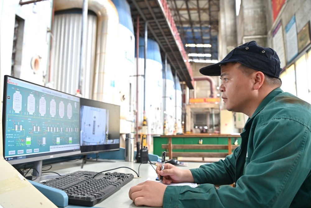 12月12日，工作人員在廣西來賓小平陽湘桂制糖有限公司監(jiān)控蒸發(fā)系統(tǒng)。