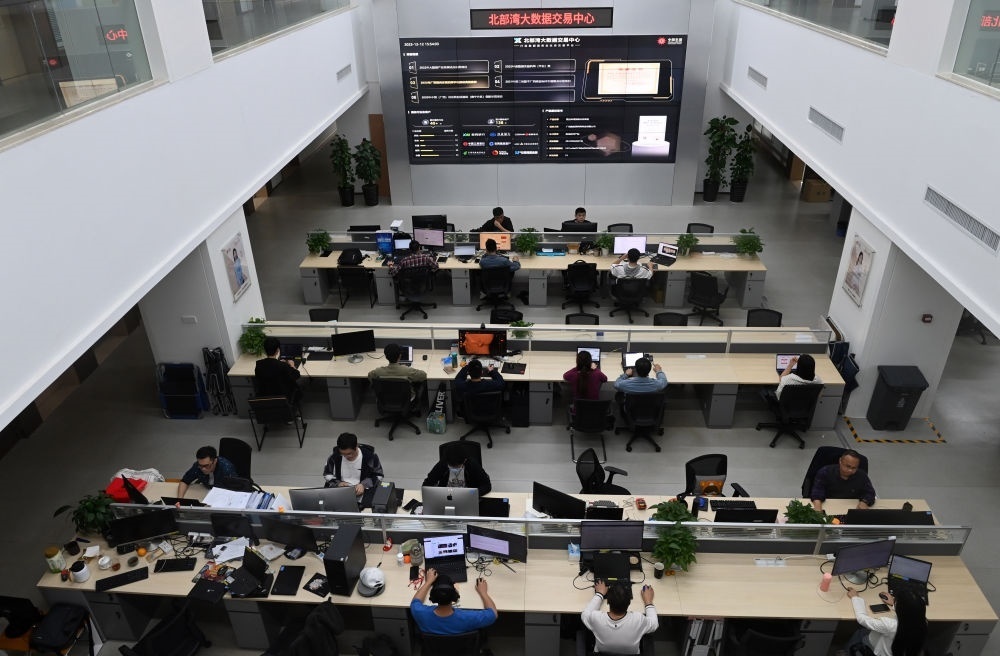 中國(guó)—東盟信息港員工在工作中。