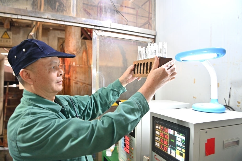 12月12日，廣西來賓小平陽湘桂制糖有限公司的工作人員在檢測糖漿樣品。